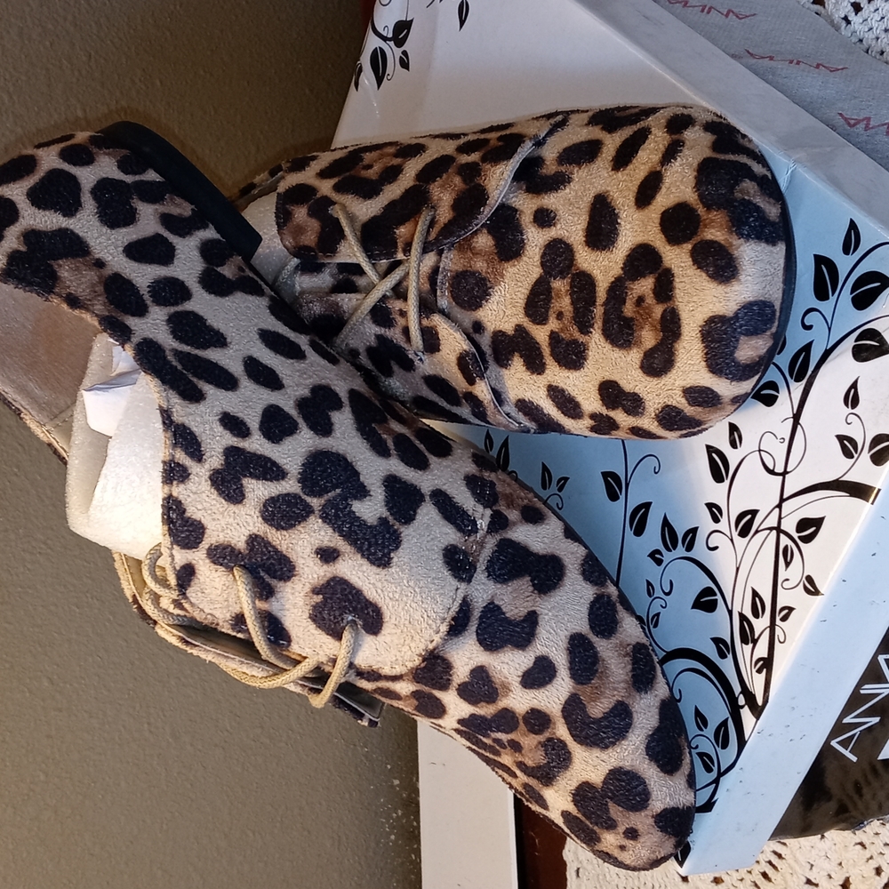 ANNA Leopard Suede Size 8.5